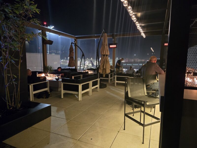 가구, 테이블, 커피 테이블, 건물, 바닥, 주방 및 식당 테이블, 실내, 천장, 방, 야외, 지상, 의자, 밤