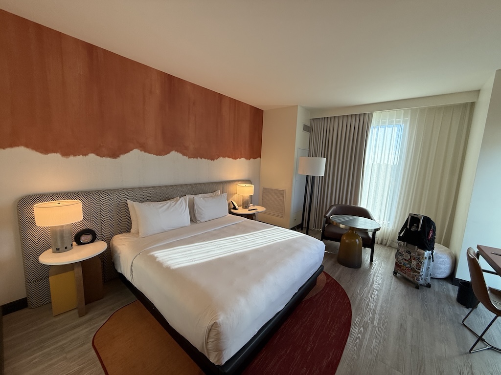 실내, 벽, 가구, 인테리어 디자인, 장면, 방, 베개, 바닥, 리넨, 침구, 침대시트, 침실, 매트리스, 침대 프레임, 커튼, 이불 커버, 테이블, 창문 장식, 침실용 탁자, 스위트, 창 커버, 쿠션, 부티크 호텔, 전등갓, 침대, 바닥재, 이불, 침대 스커트, 견목, 부지, 집, 서랍, 천장, 호텔, 의자, 숙소