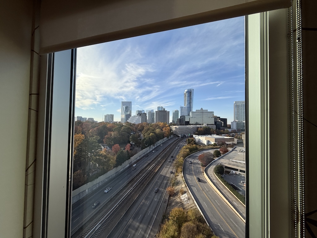 하늘, 창문, 구름, 야외, 트랙, 건물, 기차, 나무, 시티, 실내