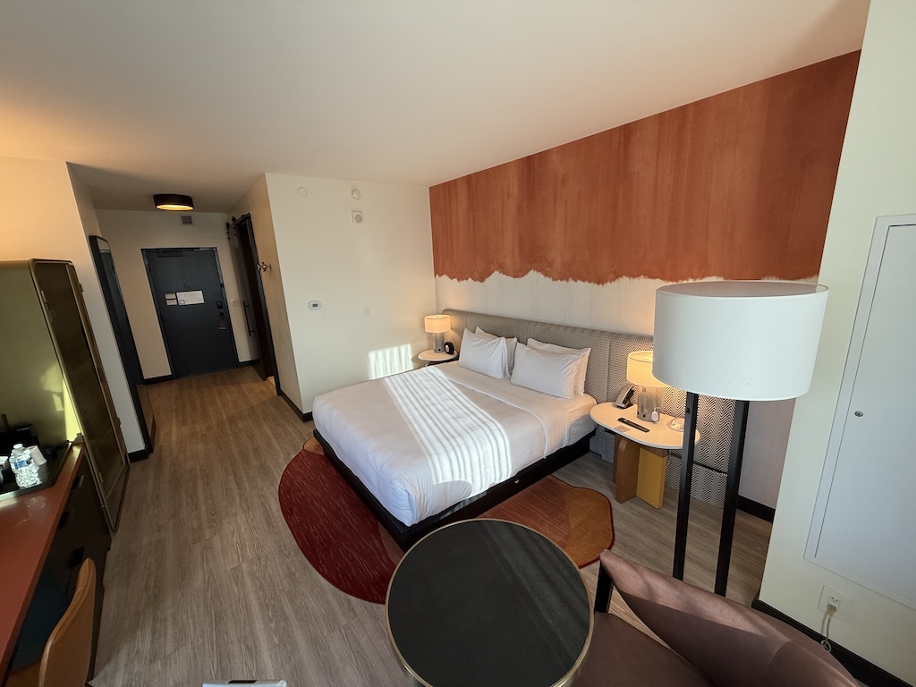 실내, 벽, 인테리어 디자인, 바닥, 가구, 침대, 베개, 바닥재, 수납장, 방, 가전, 집, 서랍, 아지트, 서랍장, 매트리스, 견목, 찬장, 래미네이트 바닥, 천장, 침대시트, 전등갓, 스위트, 리넨, 침구, 침실용 탁자, 호텔, 목재 바닥재, 부지, 창 커버, 침실, 아파트