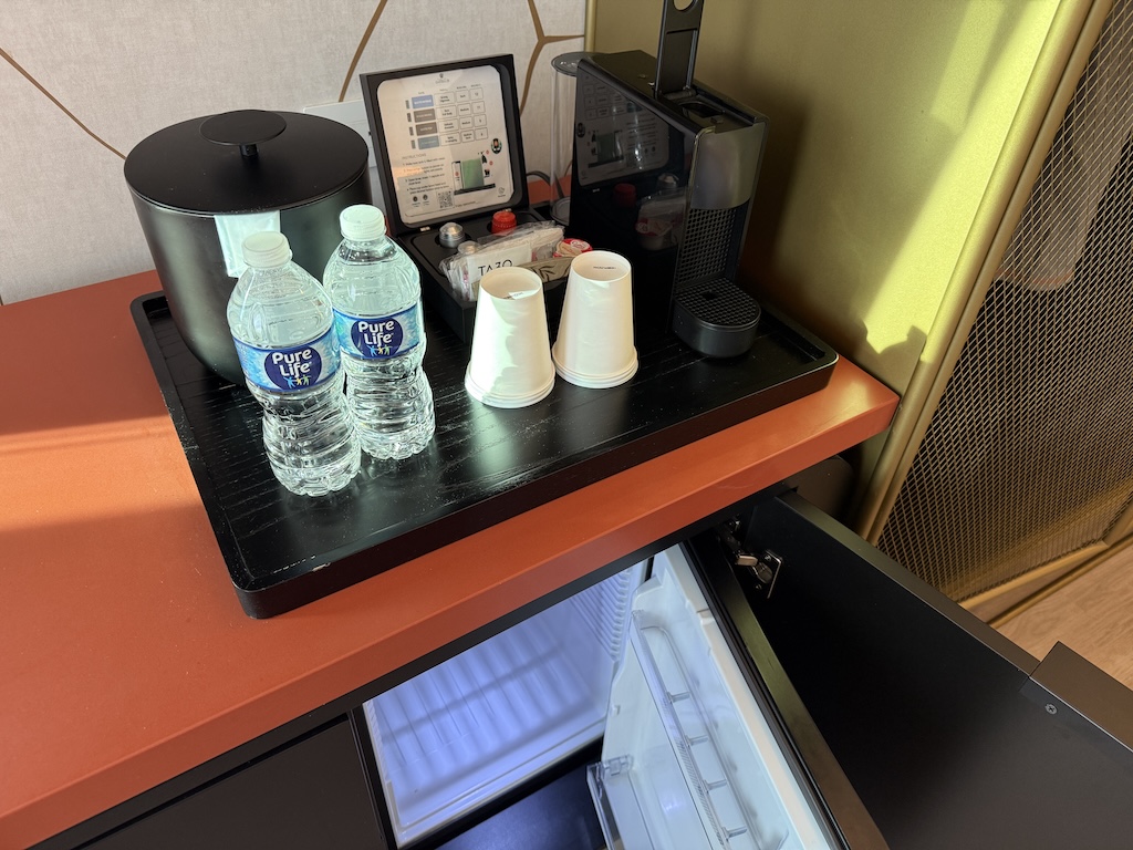 실내, 병, 벽, 텍스트, 컴퓨터, 아이템, 테이블