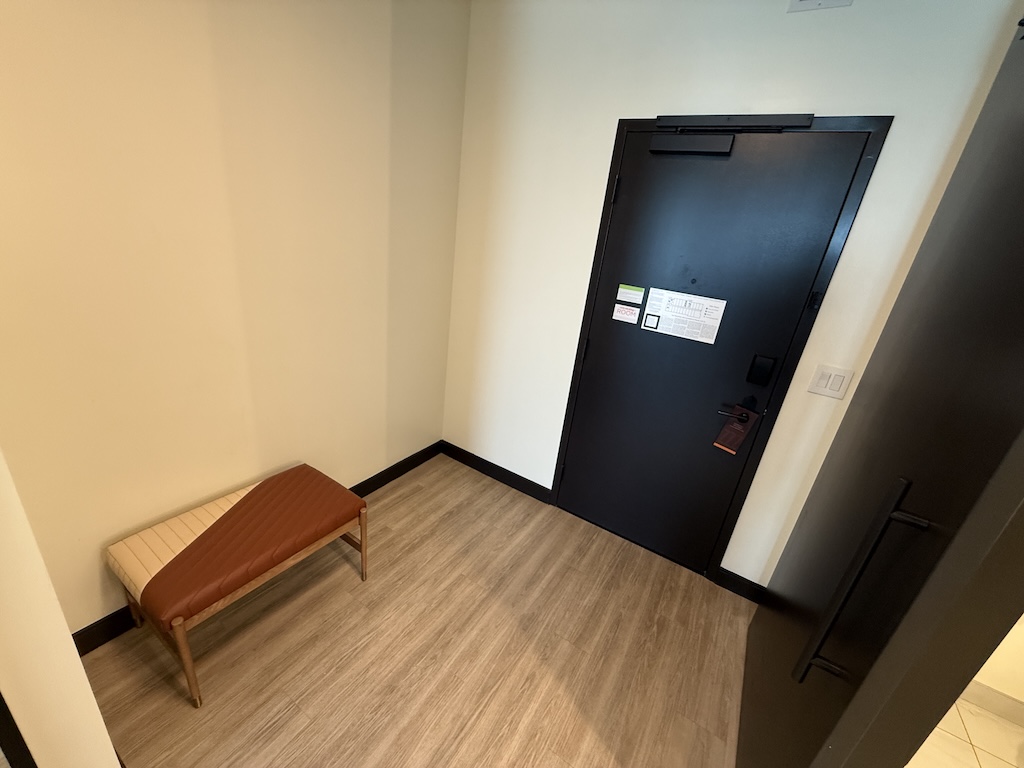 벽, 실내, 바닥, 바닥재, 문, 가구, 인테리어 디자인, 견목, 합판, 방, 목재, 호텔, 디자인