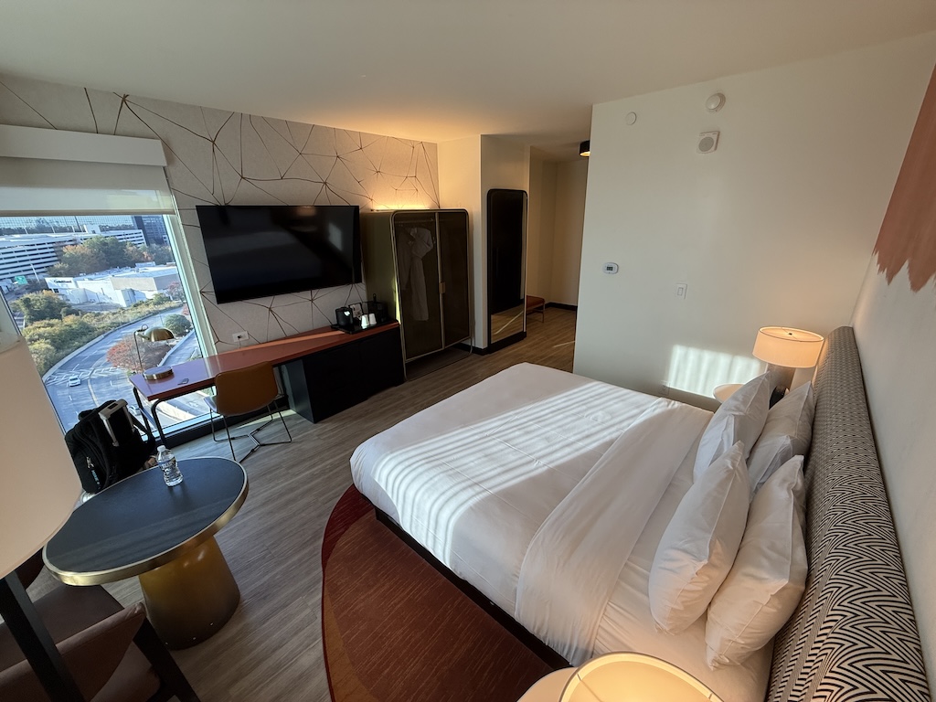 실내, 벽, 가구, 인테리어 디자인, 침대, 베개, 바닥, 테이블, 호텔, 리넨, 방, 집, 매트리스, 바닥재, 창 커버, 침구, 침대시트, 쿠션, 창문 장식, 스위트, 커피 테이블, 아지트, 천장, 전등갓, 펜트하우스 아파트, 이불 커버, 침대 프레임, 의자, 침실