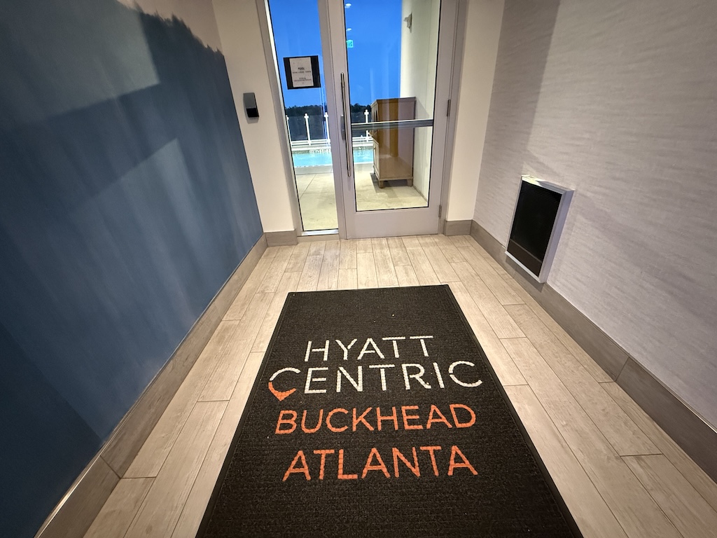 텍스트, 벽, 바닥, 실내, 표지판, 매트