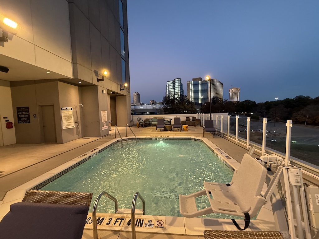 수영장, 하늘, 야외, 리조트, 스파 타운, 포켓볼, 온천, 리조트 타운, 건물, 레저 센터, 물, 수영, 호텔