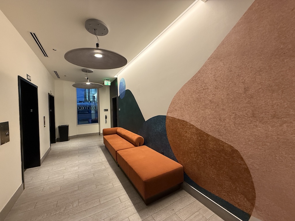 벽, 실내, 인테리어 디자인, 바닥, 가구, 소파, 바닥재, 천장, 스튜디오 소파, 소파 침대, 방, 팔걸이, 러브시트, 대기실, 디자인, 호텔