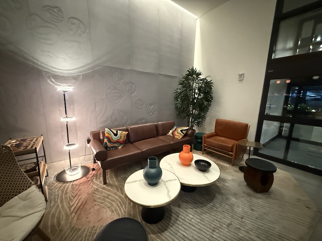 실내, 커피 테이블, 벽, 인테리어 디자인, 가구, 소파, 스튜디오 소파, 바닥, 꽃병, 방, 소파 침대, 실내용 화초, 집, 아지트, 러브시트, 바닥재, 거실, 팔걸이, 천장, 커피, 티테이블, 테이블