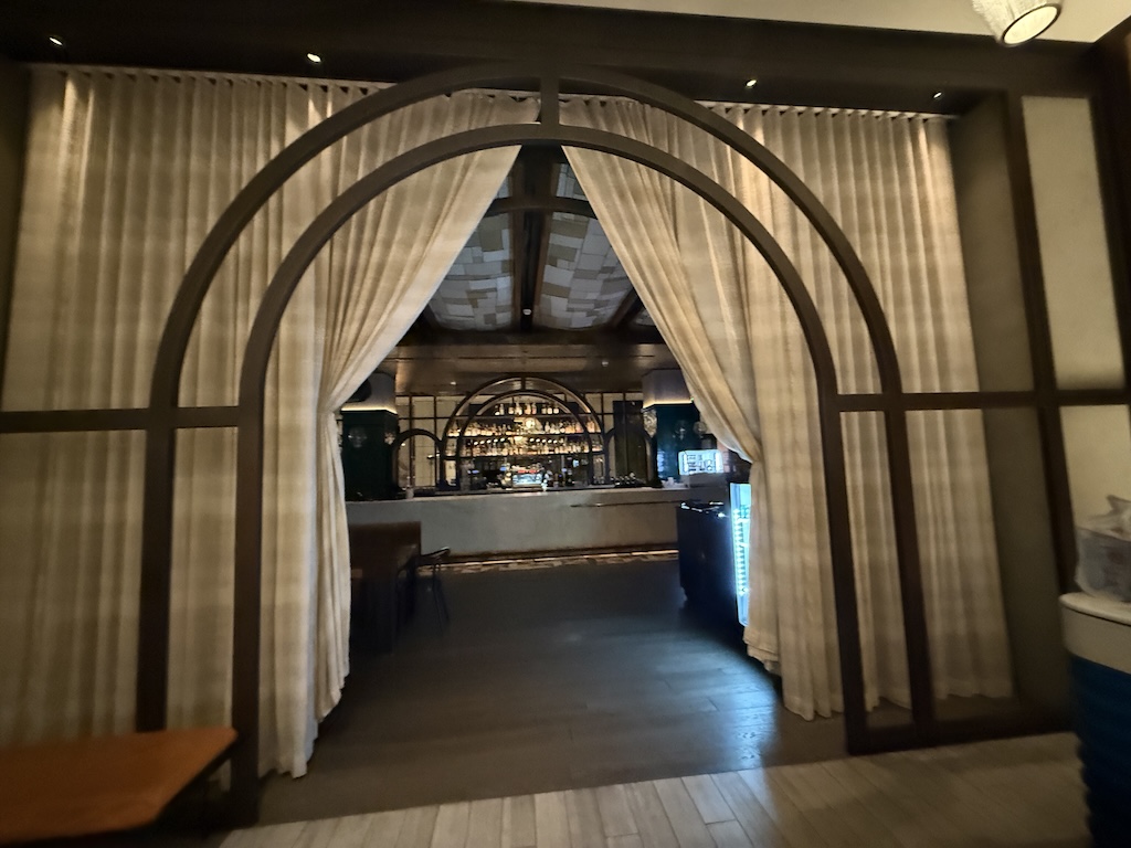 실내, 인테리어 디자인, 바닥, 건축물, 벽, 아치, 천장, 방, 커튼