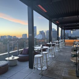 하늘, 건물, 가구, 테이블, 커피 테이블, 구름, 마천루, 야외, 바닥, 시티, 지상, 의자, 건축물