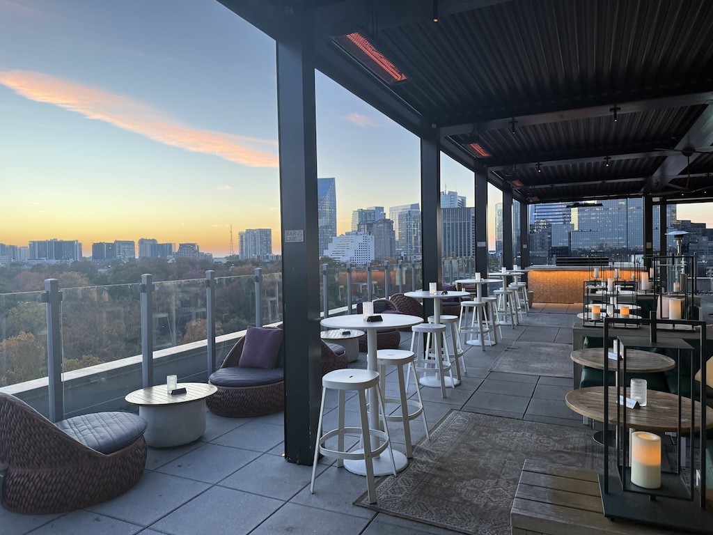 하늘, 건물, 가구, 테이블, 커피 테이블, 구름, 마천루, 야외, 바닥, 시티, 지상, 의자, 건축물