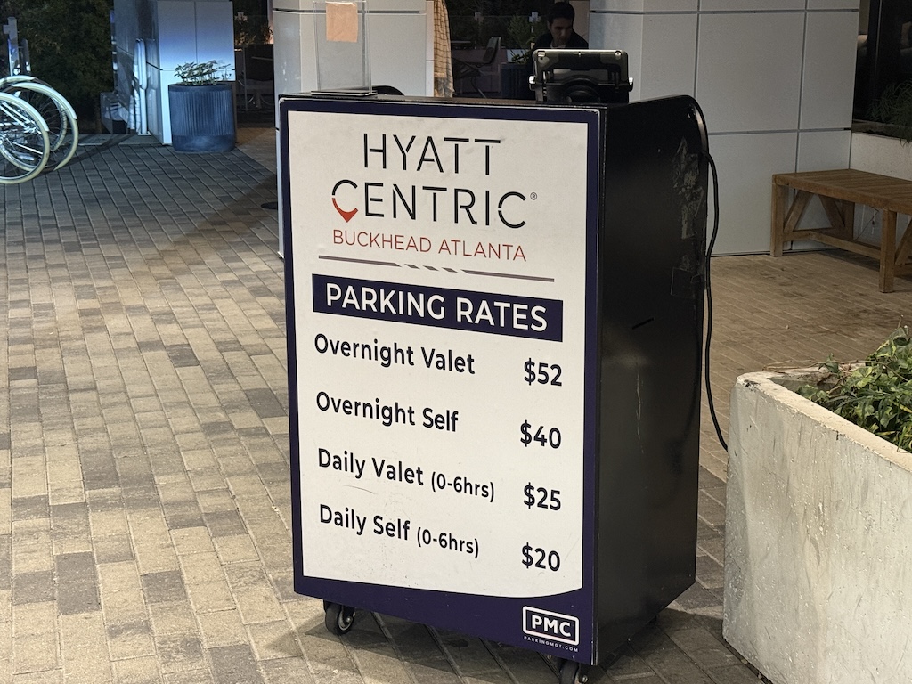 텍스트, 야외, 폐기물 컨테이너, 지상, 바퀴, 타이어, 식물, 표지판, 보도