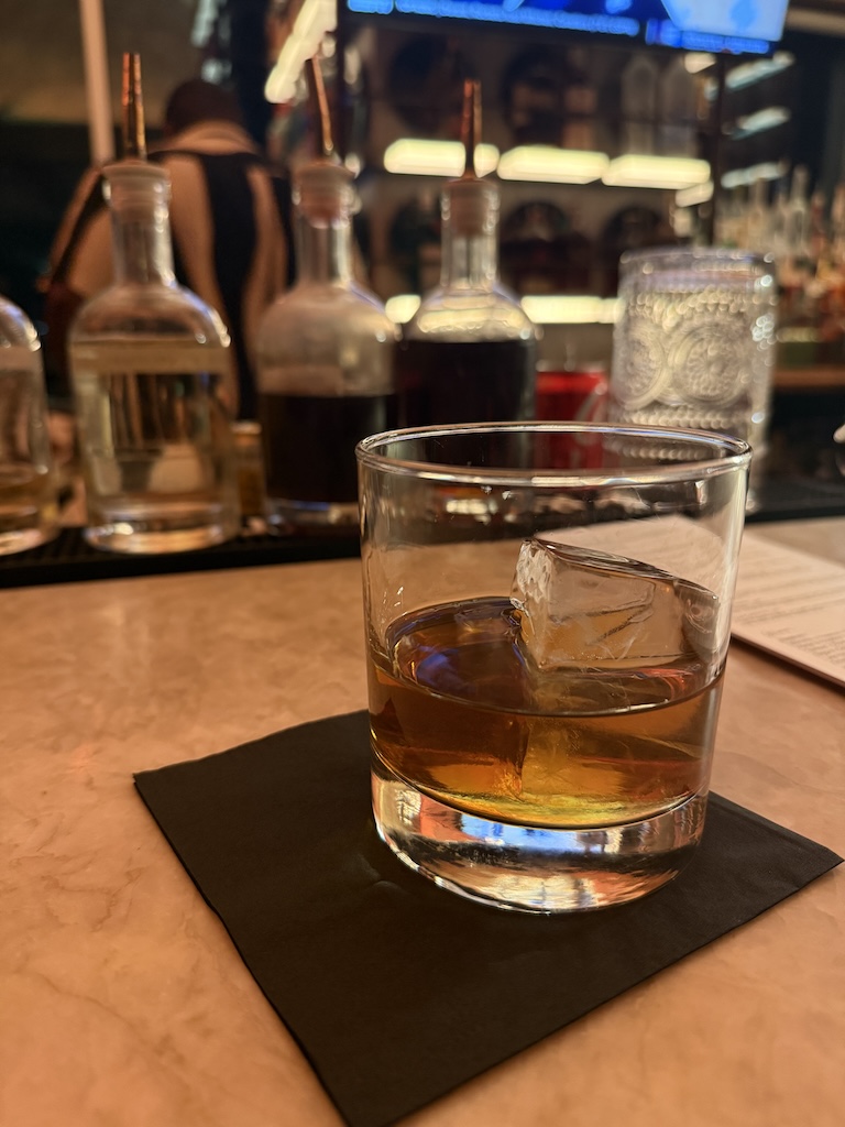 음료, 알코올 음료, 바웨어, 증류주, 테이블, 실내, 음료용기, 병, 리큐어, 올드 패션 유리잔, 위스키, 유리병, 액체, 작은 유리잔, 유리, 앉기, 빈, 알코올, 바