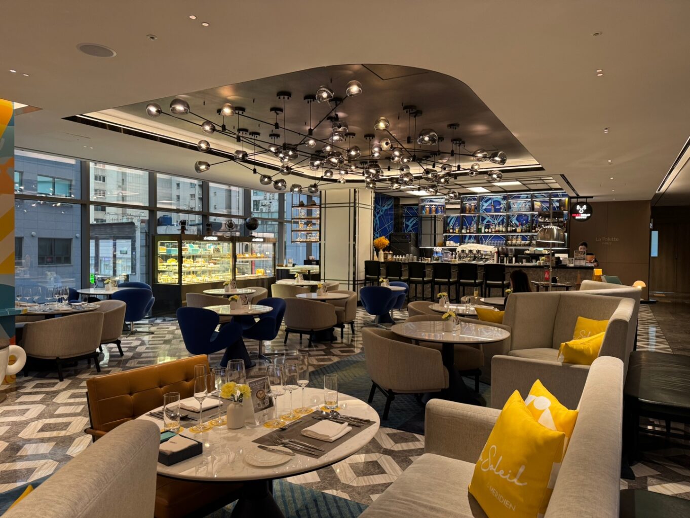 천장, 가구, 실내, 의자, 주방 및 식당 테이블, 테이블, 커피 테이블, 테이블웨어, 벽, 레스토랑, 다이닝, 호텔, 카페