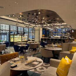 천장, 가구, 실내, 의자, 주방 및 식당 테이블, 테이블, 커피 테이블, 테이블웨어, 벽, 레스토랑, 다이닝, 호텔, 카페