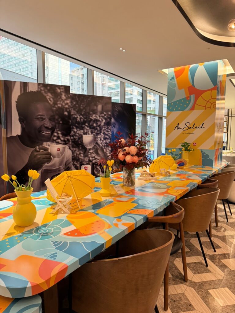 가구, 의자, 실내, 벽, 주방 및 식당 테이블, 커피 테이블, 꽃병, 인테리어 디자인, 바닥, 테이블, 천장, 다이닝