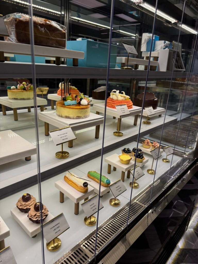 실내, 패스트푸드, 음식, 베이커리, 스낵, 진열장, 디저트, 디스플레이, 숍, 페이스트리