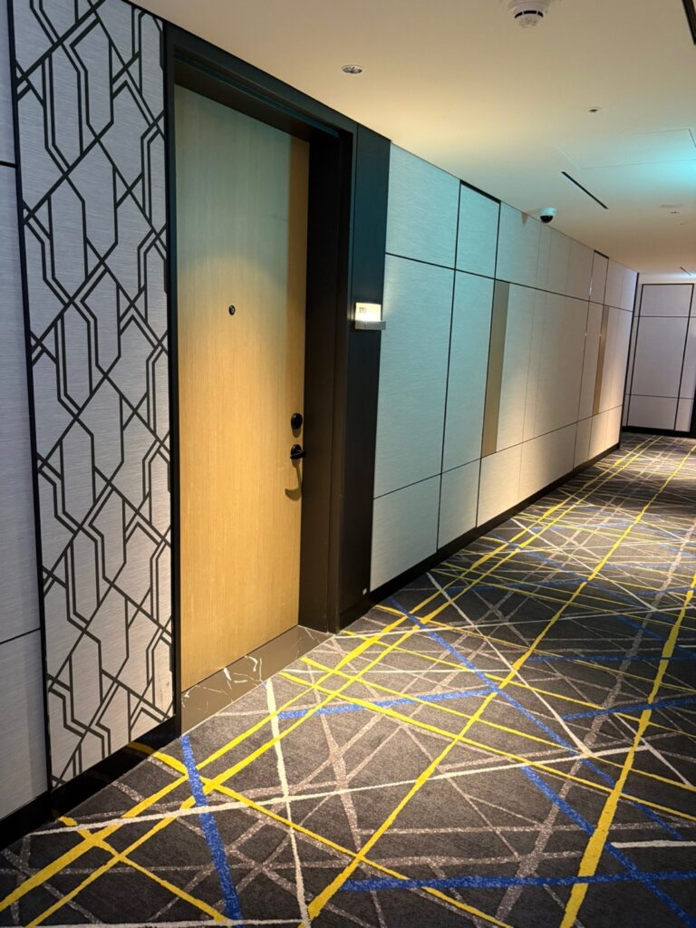 실내, 벽, 문, 타일, 바닥