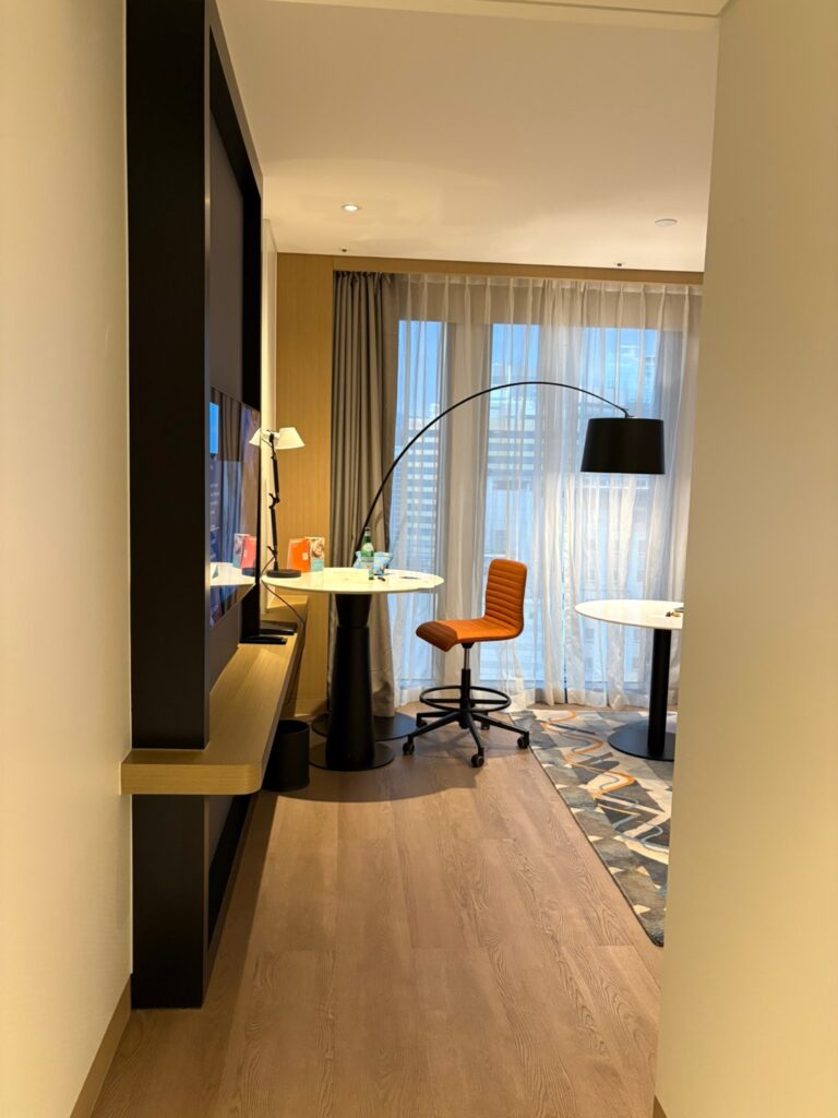 실내, 벽, 인테리어 디자인, 바닥, 가구, 바닥재, 커튼, 호텔, 테이블, 천장, 창문 장식, 책상, 집, 거울, 아지트, 창 커버, 창문, 방, 의자, 아파트