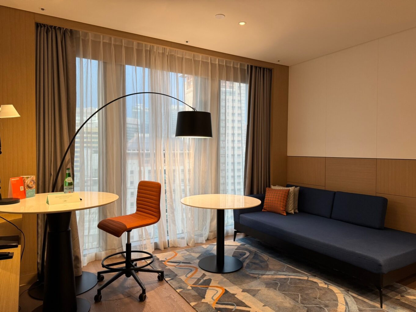 실내, 인테리어 디자인, 벽, 테이블, 바닥, 커피 테이블, 소파, 스튜디오 소파, 아지트, 커튼, 창문 장식, 소파 침대, 창문, 창 커버, 팔걸이, 러브시트, 바닥재, 천장, 전등갓, 펜트하우스 아파트, 베개, 꽃병, 방, 거실, 의자, 호텔, 집, 아파트, 가구, 디자인