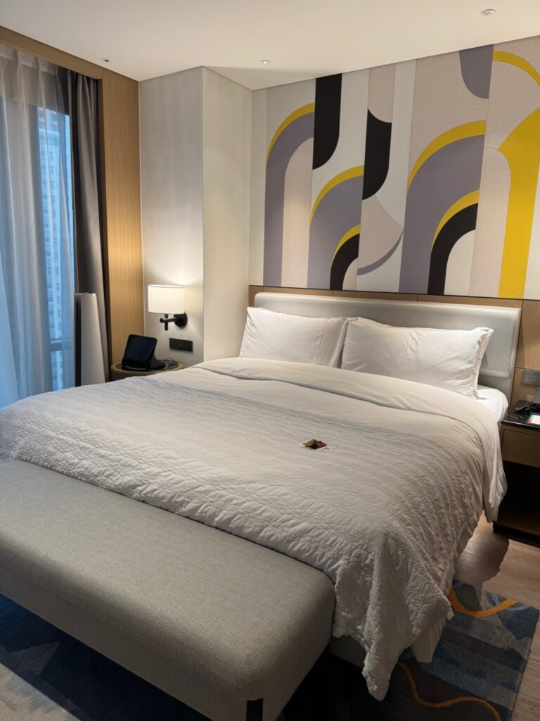 실내, 벽, 베개, 인테리어 디자인, 가구, 침구, 침대시트, 리넨, 이불 커버, 매트리스, 침대 프레임, 침대, 쿠션, 스위트, 이불, 침실용 탁자, 부티크 호텔, 침실, 커튼, 전등갓, 침대 스커트, 창문 장식, 방, 호텔, 바닥