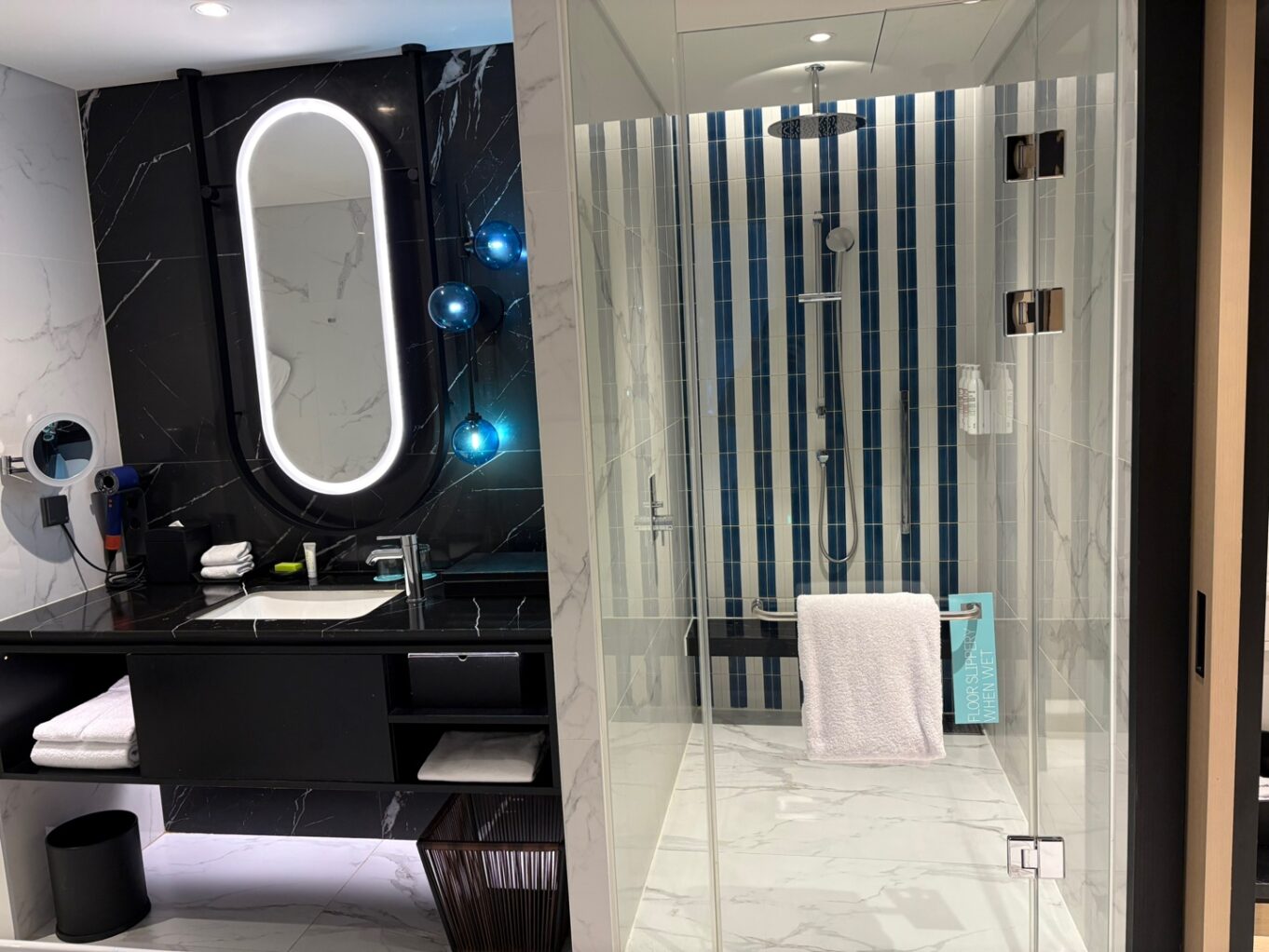 실내, 벽, 거울, 욕실, 화장실, 배관 설비, 싱크대, 욕실 액세서리, 타일, 수도꼭지, 인테리어 디자인, 바닥, 호텔