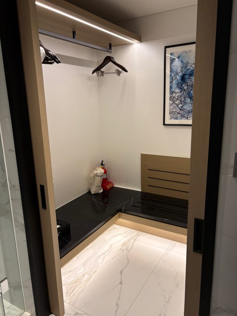 실내, 벽, 인테리어 디자인, 문, 거울, 집, 샤워실, 벽토, 바닥재, 타일, 배관 설비, 욕실, 방, 천장, 바닥, 예술