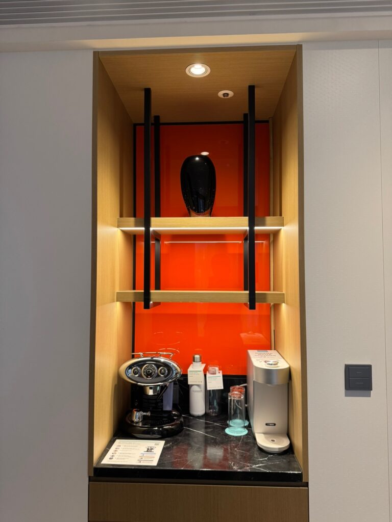 실내, 벽, 거울, 싱크대, 가전, 주방가전, 조리대, 수납장, 선반, 찬장, 욕실, 주방