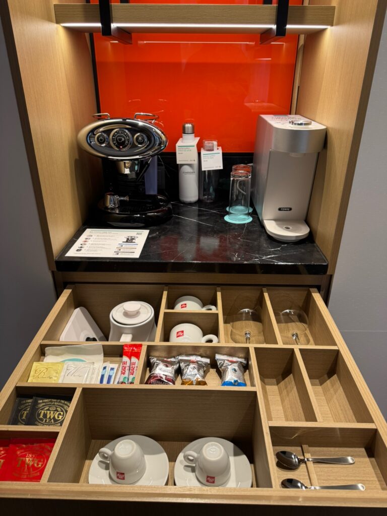 실내, 주방가전, 가전, 벽, 주전자, 소형 가전, 수납장, 상자, 선반, 아이템, 여러, 커피 메이커