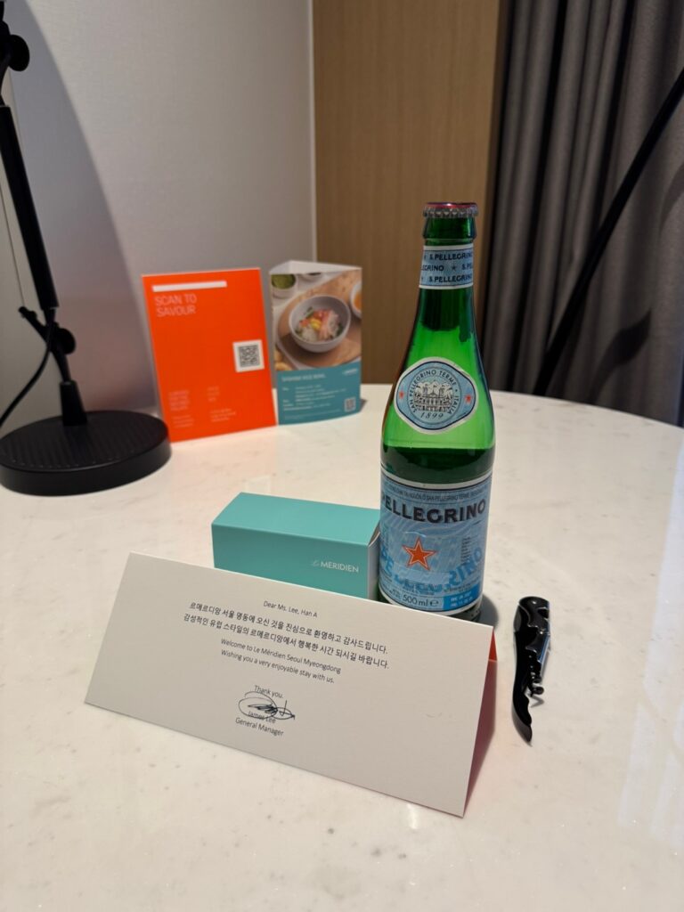 텍스트, 음료, 실내, 테이블, 벽, 병, 디자인