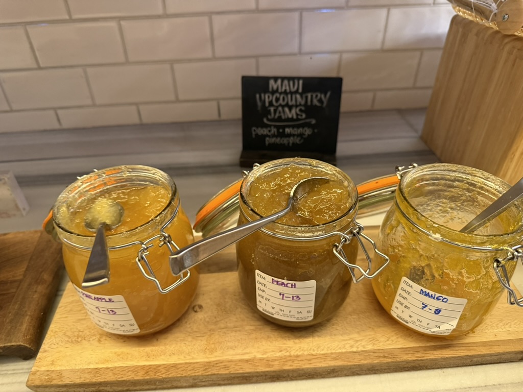 실내, 식품 저장 용기, 보존 식품, 메이슨 자, 통조림, 과일 통조림, 텍스트, 음식, 테이블, 벽, 잼, 목재, 컵