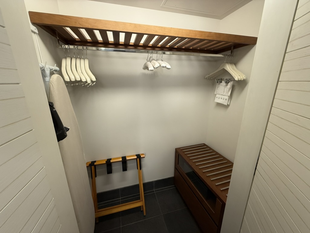 벽, 실내, 가구, 인테리어 디자인, 벽토, 견목, 합판, 바닥, 천장, 방, 목재, 디자인