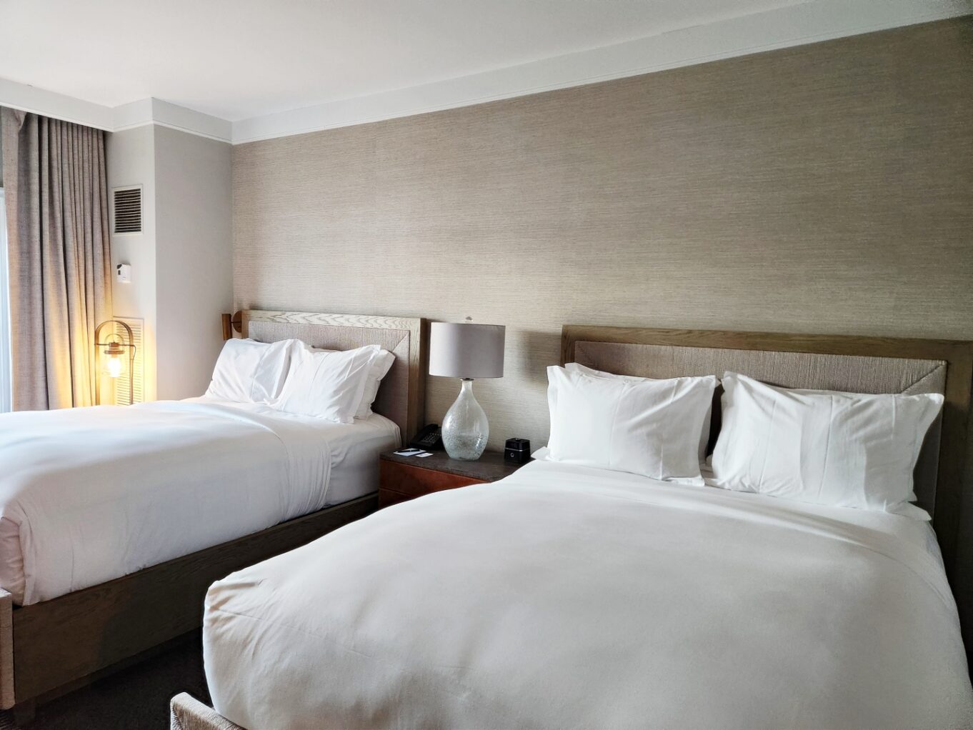 실내, 벽, 침구, 침대시트, 침대, 침대 프레임, 이불 커버, 매트리스, 인테리어 디자인, 리넨, 쿠션, 방, 스위트, 이불, 침실, 침실용 탁자, 가구, 부티크 호텔, 창문 장식, 침대 스커트, 전등갓, 창 커버, 담요, 호텔, 바닥, 베개, 천장