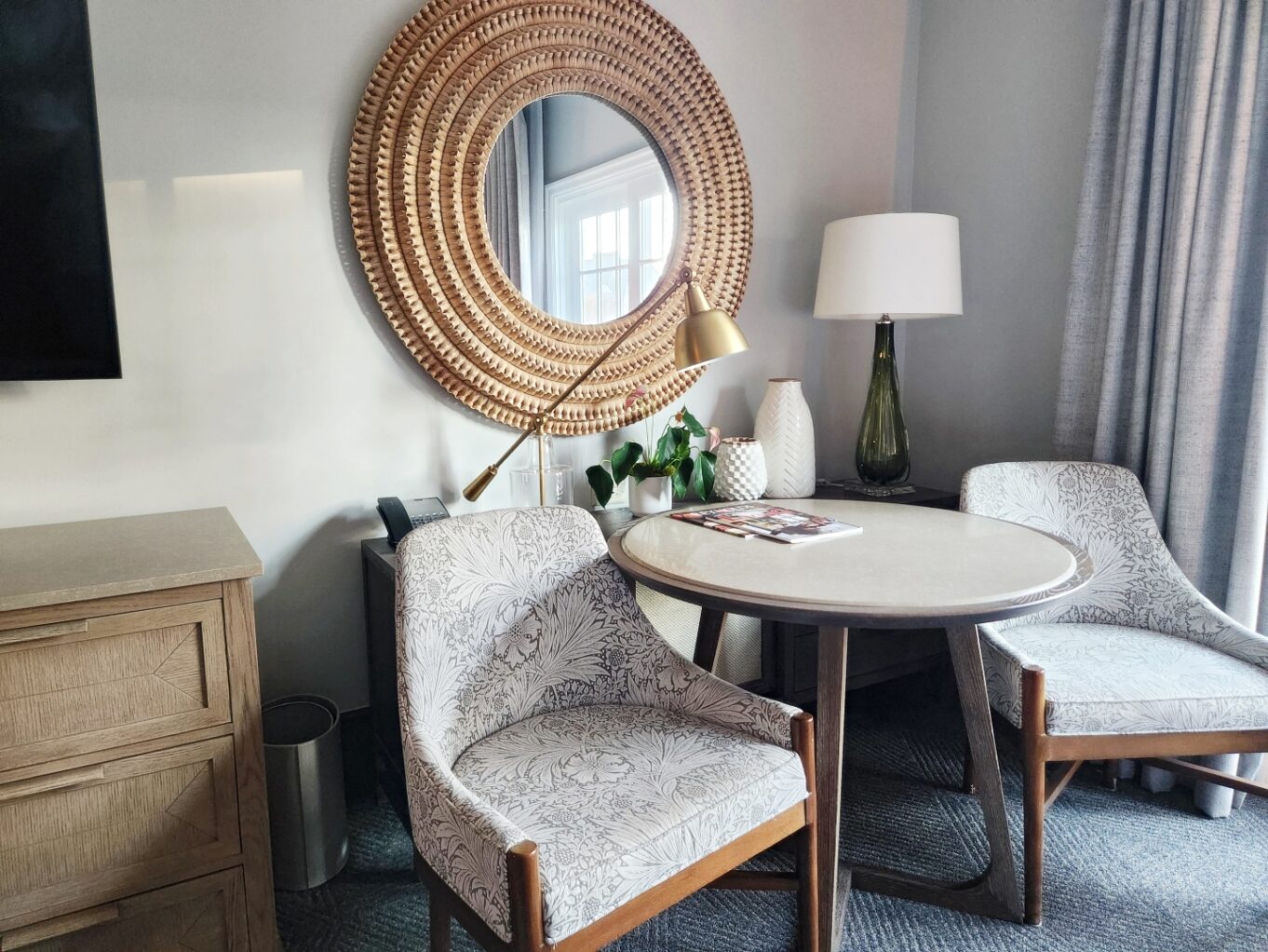 실내, 벽, 인테리어 디자인, 커피 테이블, 거울, 꽃병, 바닥, 리넨, 커튼, 베개, 창문 장식, 방, 거실, 벽지, 팔걸이, 작은 테이블, 쿠션, 아지트, 전등갓, 창문, 의자, 테이블, 호텔, 가구