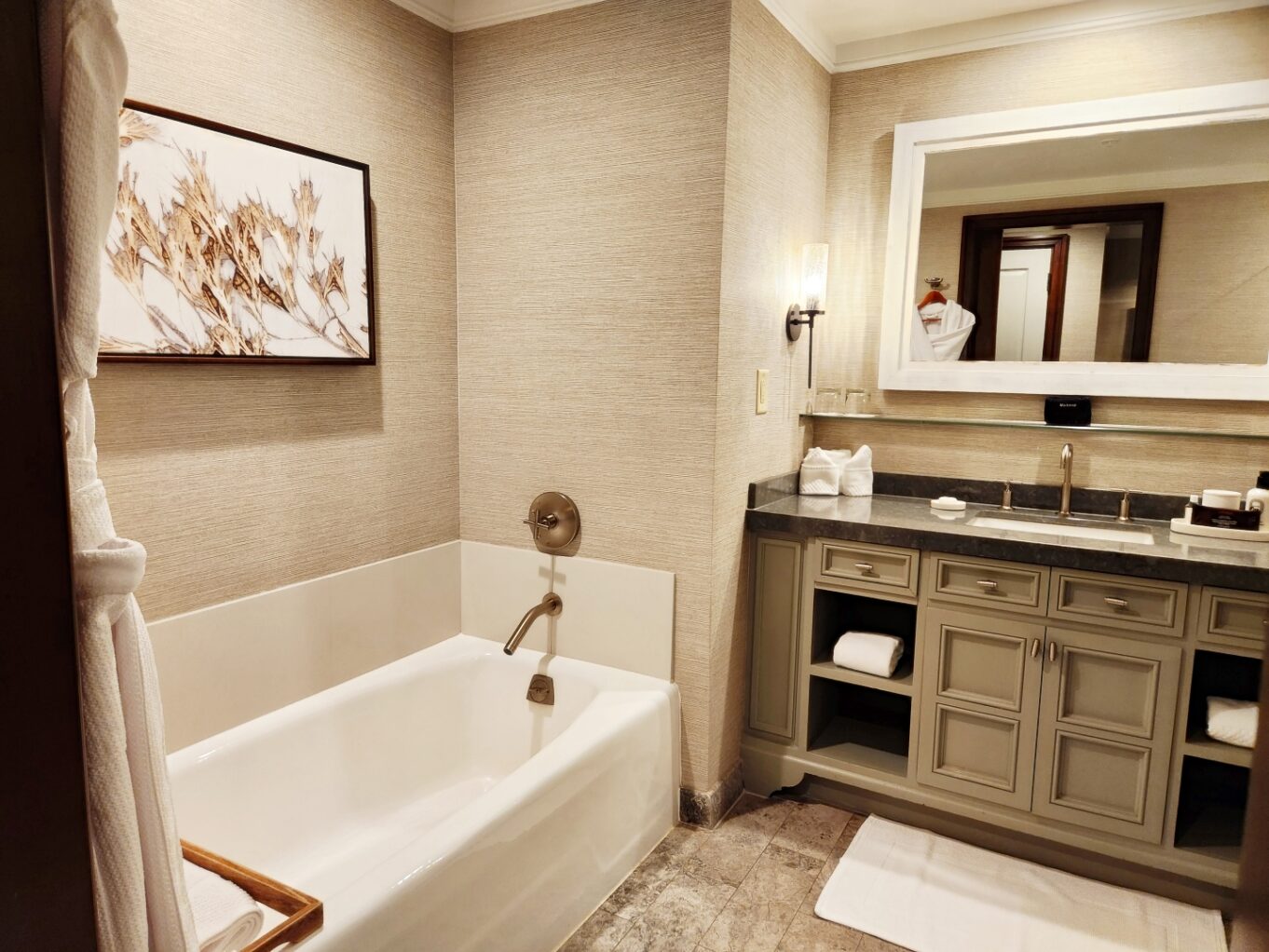 실내, 벽, 배관 설비, 수도꼭지, 욕실 액세서리, 인테리어 디자인, 타일, 조리대, 배관, 수납장, 방, 욕실 캐비닛, 샤워실, 대리석, 집, 싱크대, 욕실, 화이트, 바닥, 욕조, 거울, 세면대, 호텔