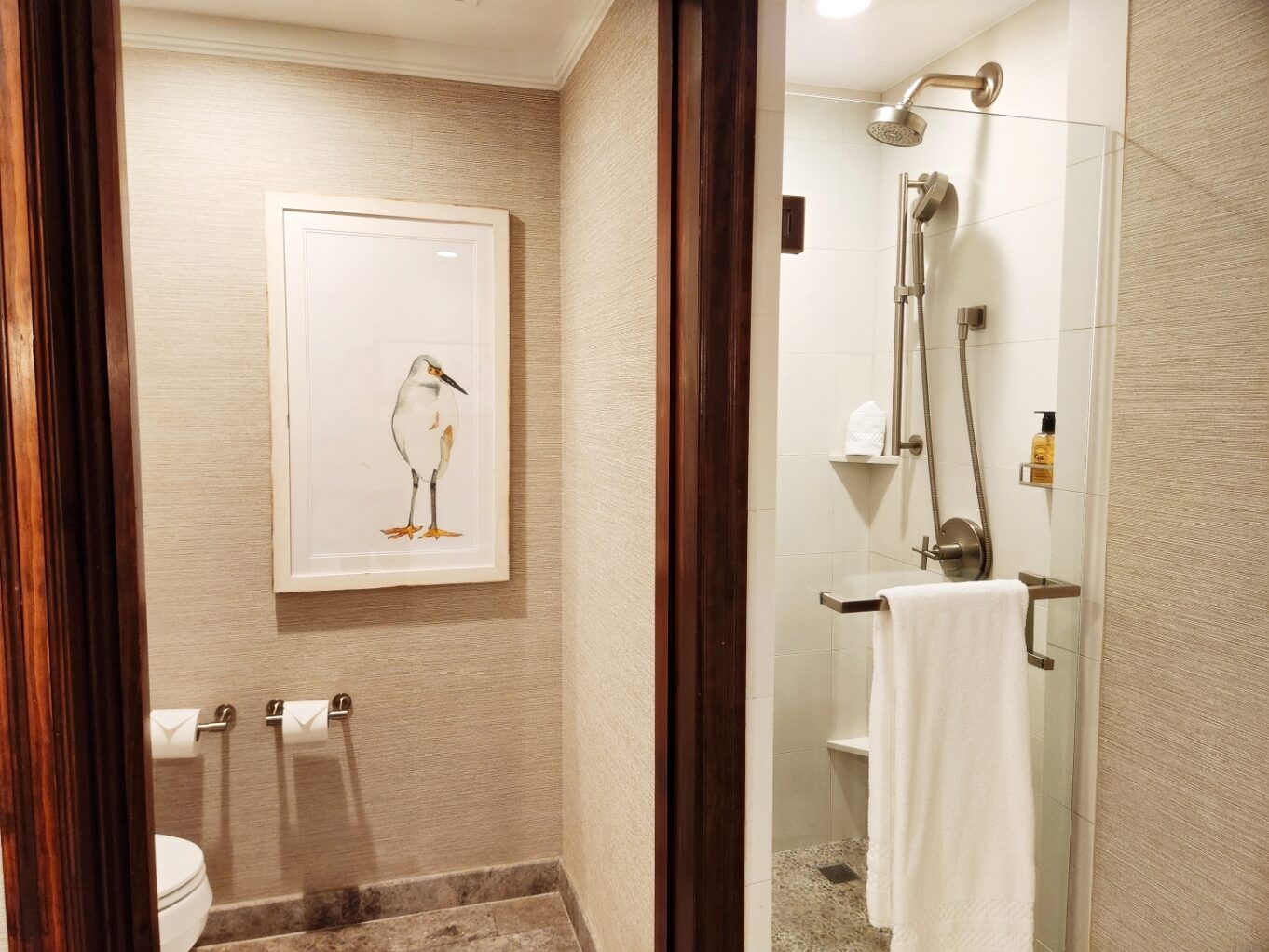 벽, 실내, 욕실, 배관 설비, 욕실 액세서리, 거울, 화장실, 배관, 타일, 수도꼭지, 샤워실, 방, 호텔