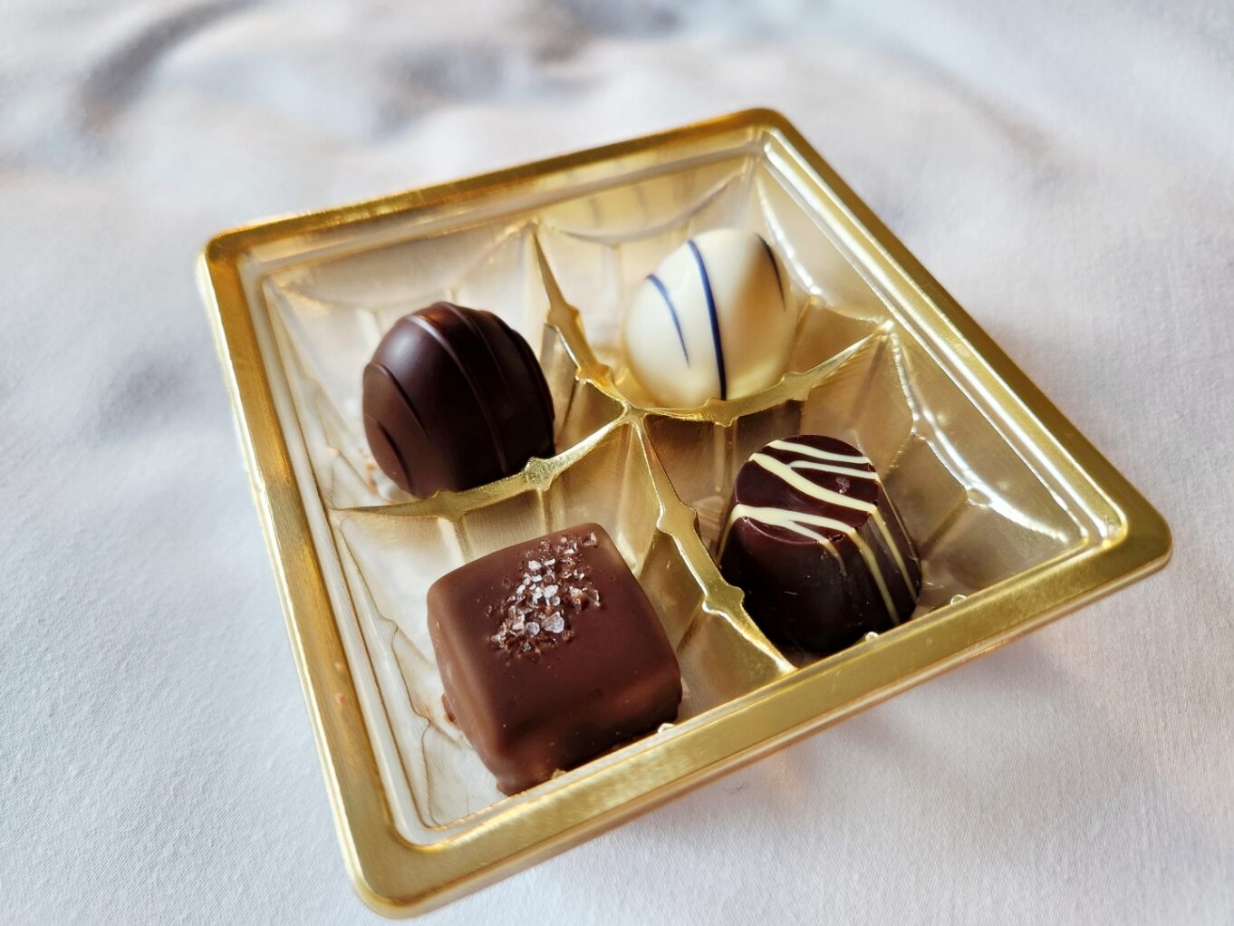 음식, 과자, 사탕, 봉봉, 디저트, 혼메이 초코, 기리 초코, 프랄린, 스낵, 초콜릿 트뤼플, 코코아가루, 토피, 달콤함, 실내, 초콜릿 볼, 초콜릿, 바닥