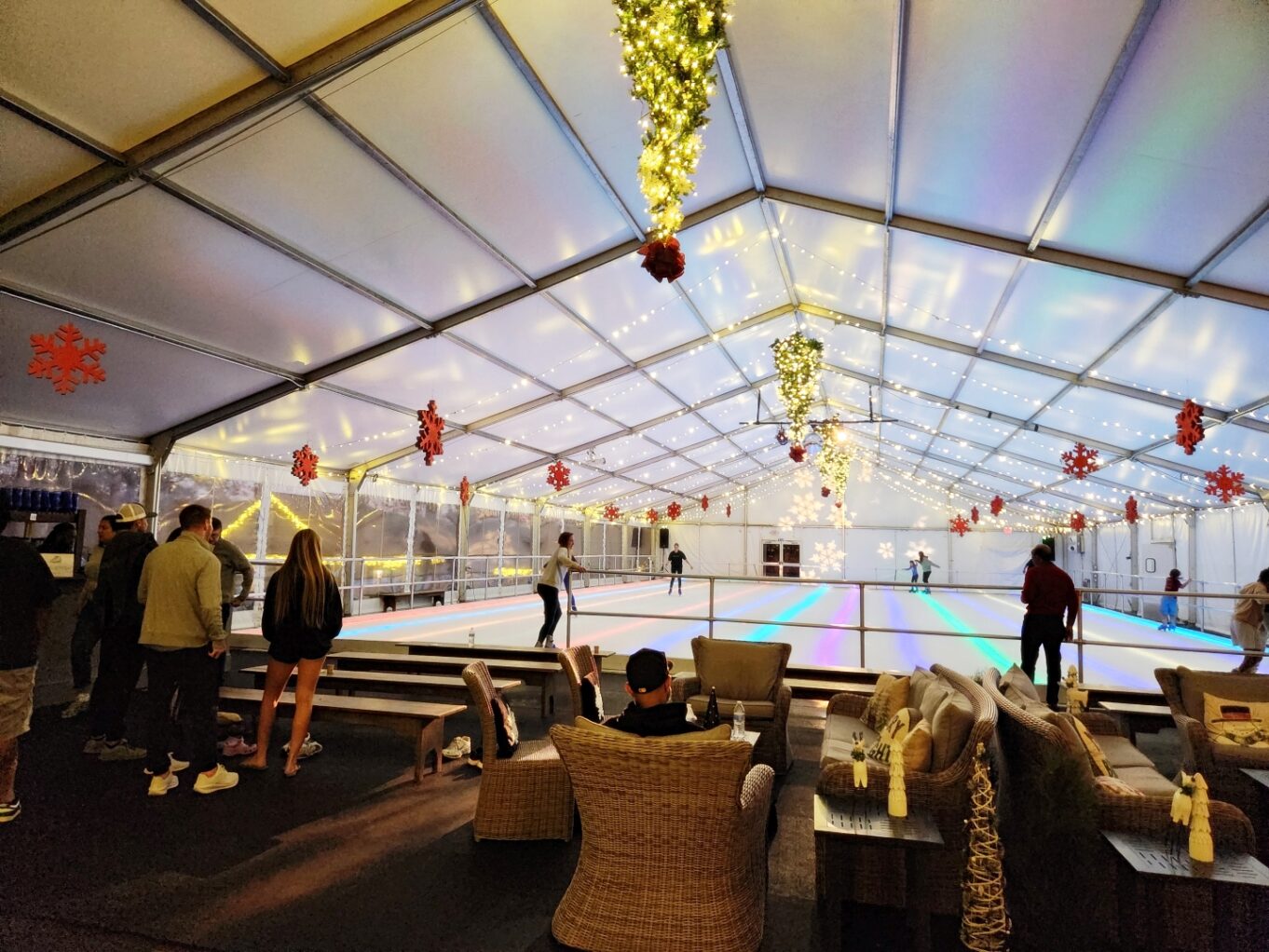 천장, 의류, 가구, 실내, 사람, 커피 테이블, 사람들, 테이블, 바닥, 시장