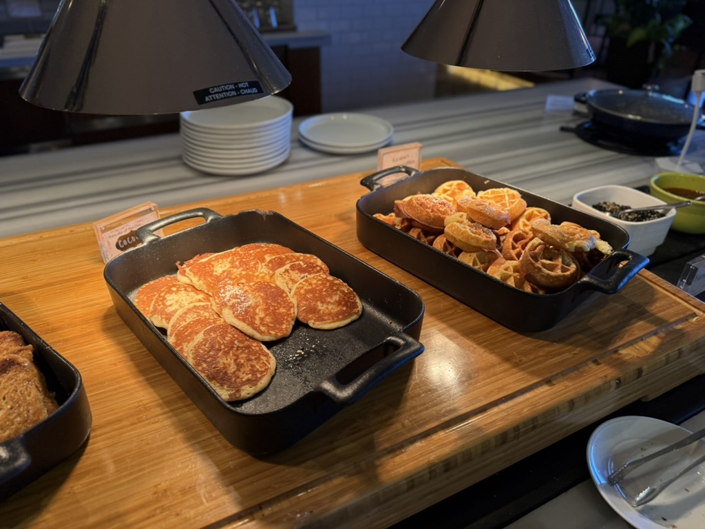 식사, 테이블, 음식, 스낵, 테이블웨어, 실내, 요리, 패스트푸드, 플래터, 제빵 제품, 조리, 브런치, 점심, 저녁 식사, 미식, 접시, 트레이