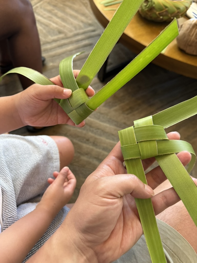 사람, 그린, 의류, 손톱, 손, 실내, 가위