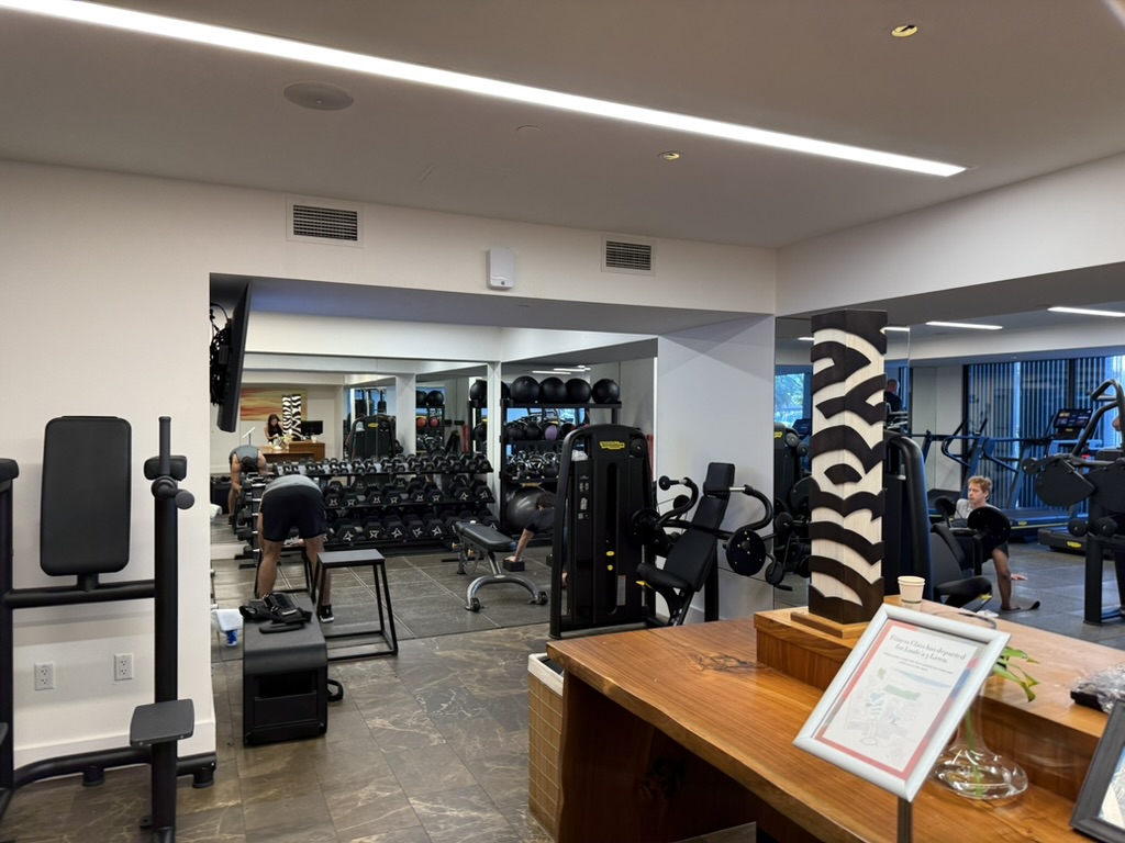 실내, 가구, 테이블, 책상, 벽, 바닥, 의자, 컴퓨터, 선반, 천장, 방