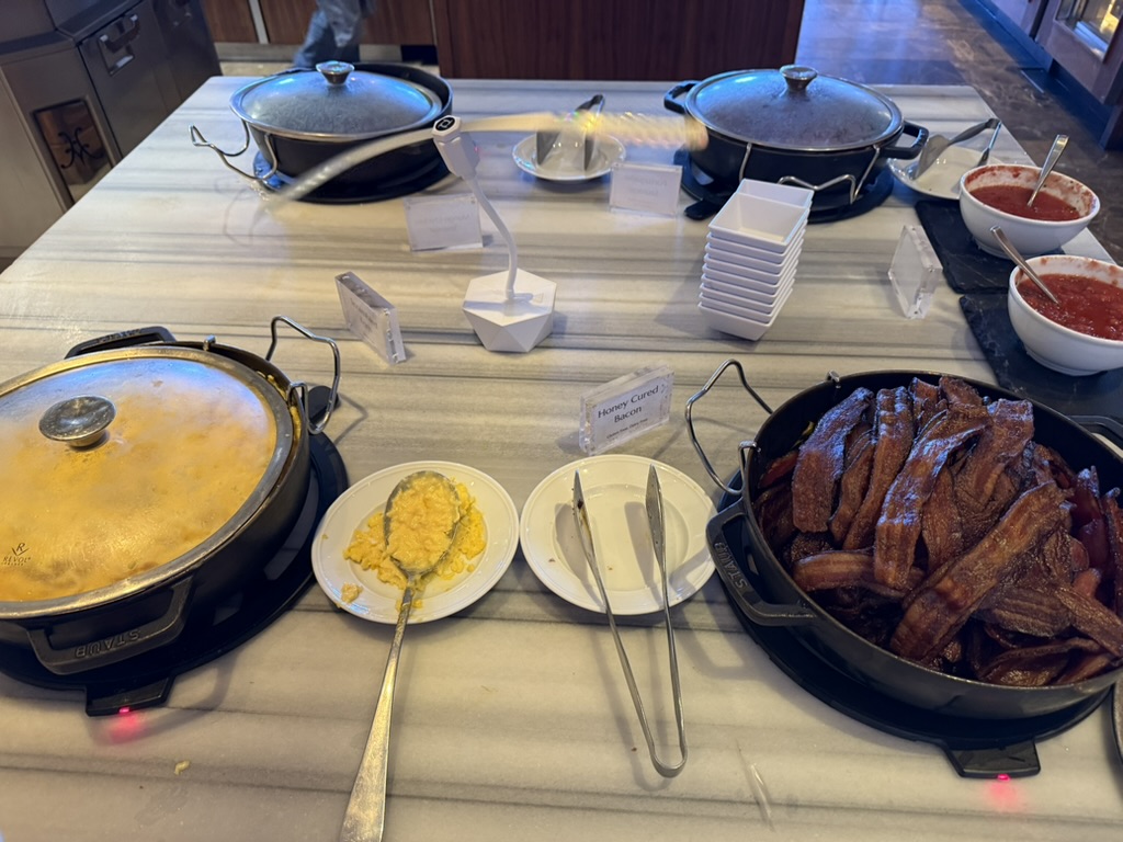 음식, 식사, 테이블, 테이블웨어, 사발, 조리, 주방 도구, 실내, 조리기구 및 제빵기구, 플래터, 요리, 믹싱볼, 접시, 패스트푸드, 식기, 저녁 식사, 주방용품, 브런치, 주방, 팬