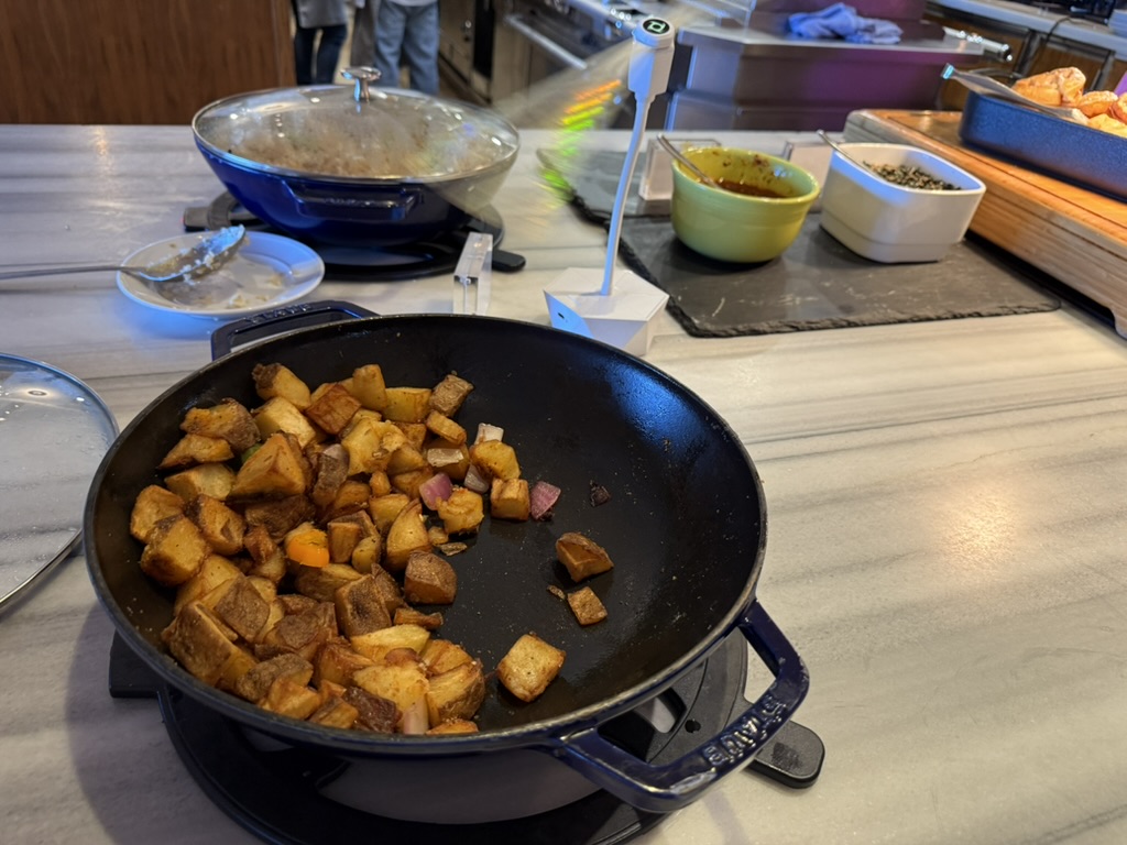 음식, 조리기구 및 제빵기구, 웍, 실내, 프라이팬, 주방가전, 요리, 스토브, 튀기기, 소테팬, 사발, 식사, 테이블, 주방용품, 주방, 냄비, 조리, 팬