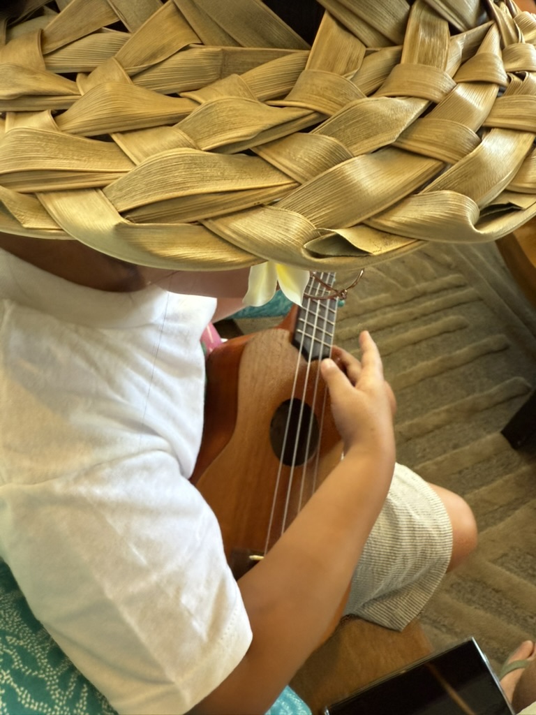 음악, 사람, 악기, 의류, 실내, 바닥, 목재, 여성, 찰현악기