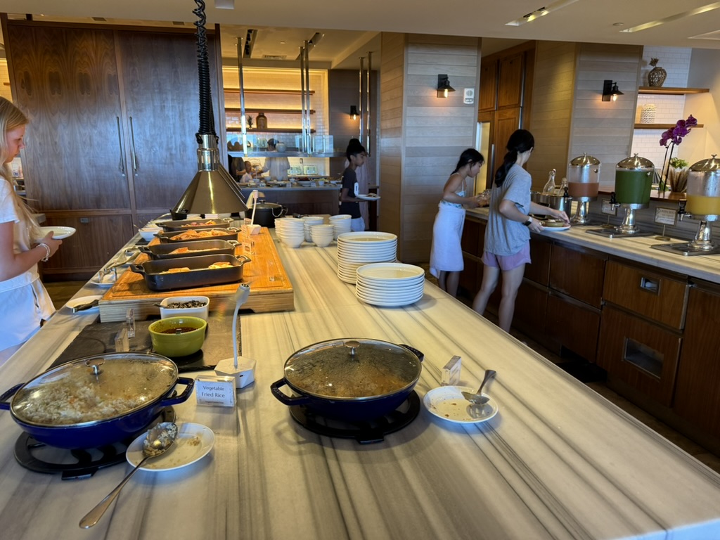 실내, 벽, 조리대, 음식, 테이블웨어, 믹싱볼, 사발, 주방가전, 사람, 식사, 테이블, 수납장, 싱크대, 의류, 조리, 천장, 사람들, 여성, 준비중, 주방, 레스토랑