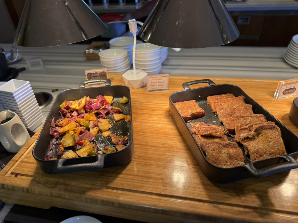 음식, 테이블, 식사, 실내, 스낵, 테이블웨어, 요리, 패스트푸드, 제빵 제품, 트레이, 목재, 디저트, 바닥