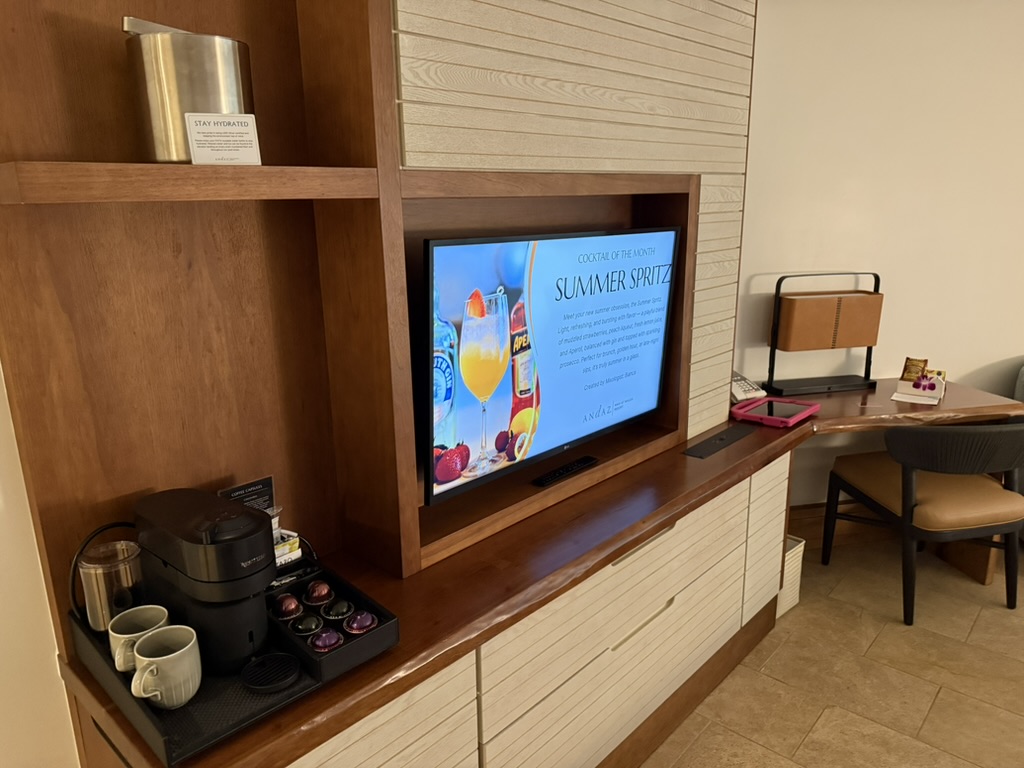 실내, 벽, 가구, 텍스트, 책상, 수납장, 바닥, 컴퓨터 모니터, 방, 선반, 컴퓨터, 평판 디스플레이, 인테리어 디자인, 디스플레이 장치, 출력 장치, 텔레비전 세트, 서랍, 텔레비전, 화면, 목재, 테이블, 집, 엔터테인먼트 센터