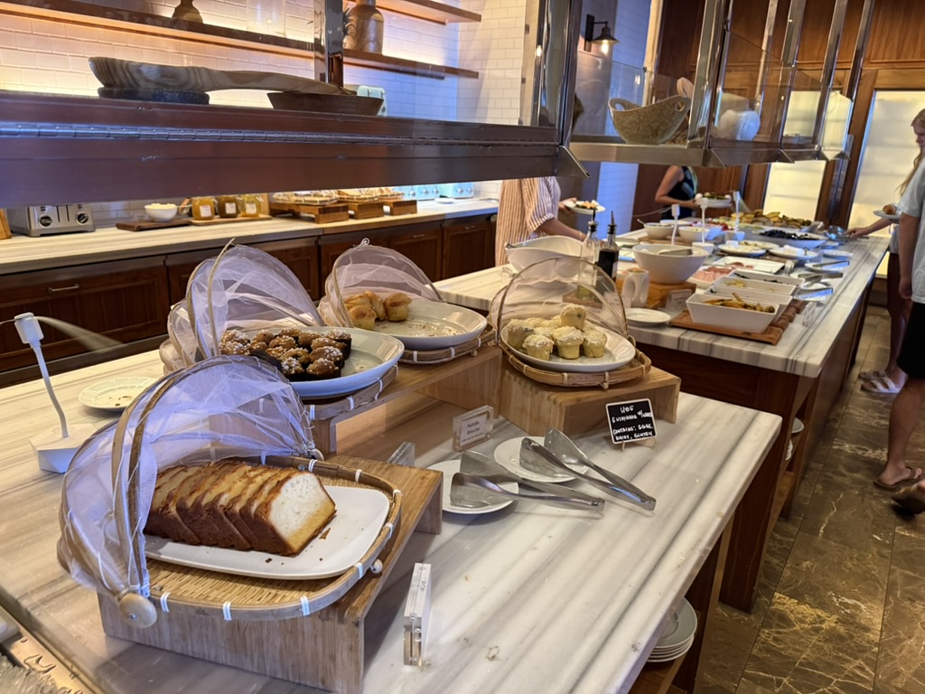 테이블, 음식, 실내, 패스트푸드, 스낵, 가구, 식사, 바닥, 숍, 사람, 주방