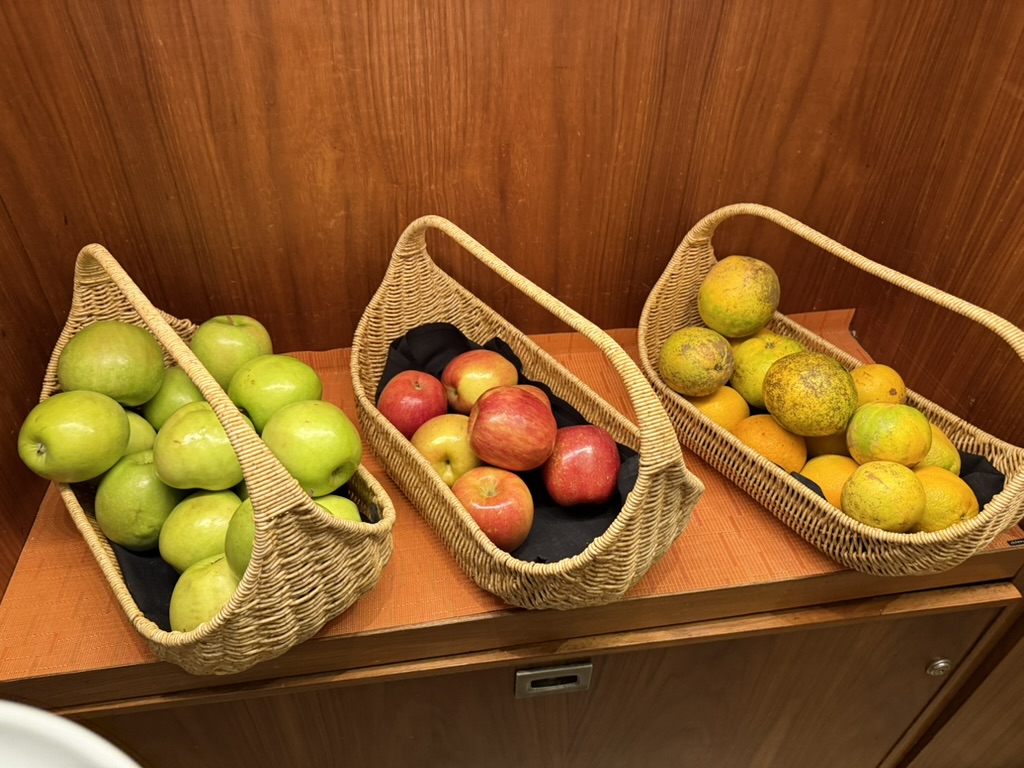 자연 식품, 농산물, 현지 음식, 훌 푸드, 사과, 다이어트 음식, 실내, 슈퍼푸드, 비건 영양, 푸드그룹, 과일, 배, 그라니 스미스, 정물, 바구니, 채식주의자 음식, 목재, 음식, 벽, 바닥, 오렌지