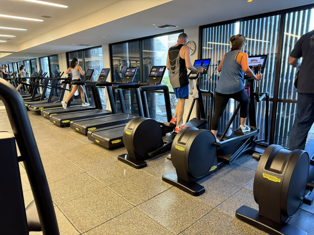 스포츠, 사람, 운동장비, 운동기구, 헬스장, 의류, 운동기계, 러닝머신, 실내, 사람들, 바닥