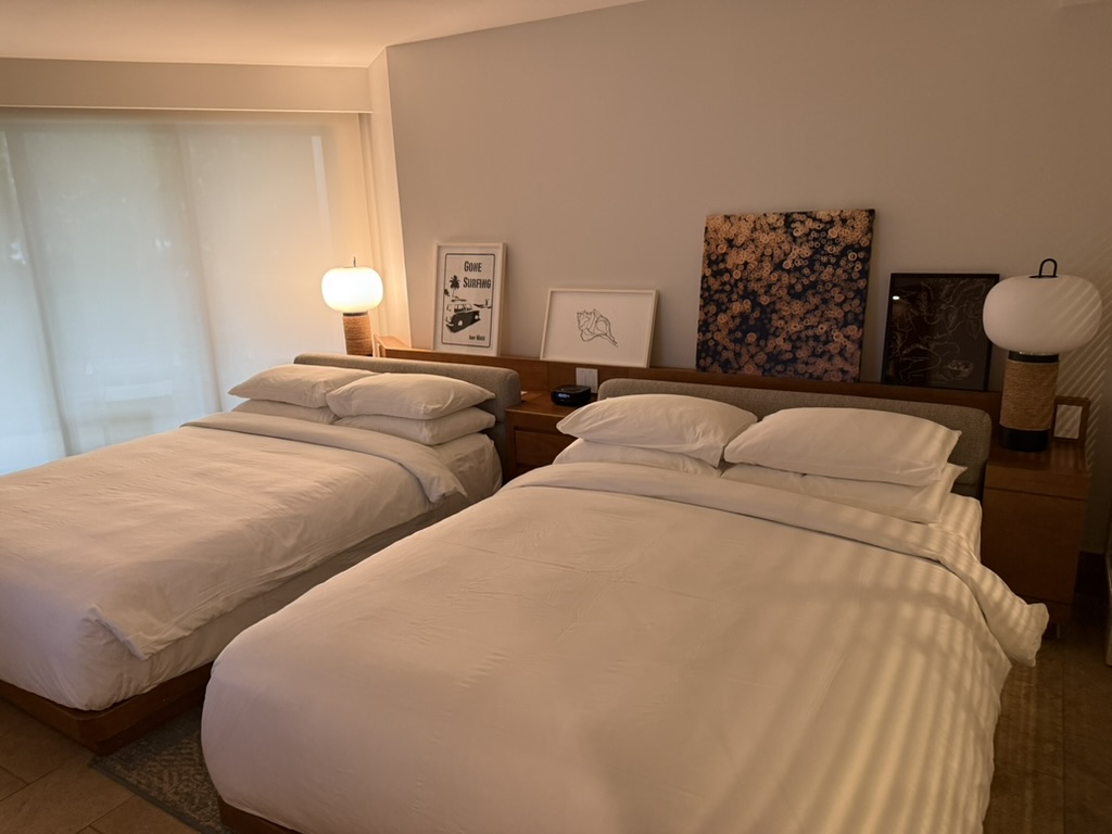 실내, 벽, 침구, 침대시트, 베개, 인테리어 디자인, 가구, 침대 프레임, 리넨, 매트리스, 이불 커버, 침실용 탁자, 쿠션, 스위트, 이불, 전등갓, 부티크 호텔, 침대 스커트, 바닥, 창문 장식, 침실, 방, 침대, 호텔